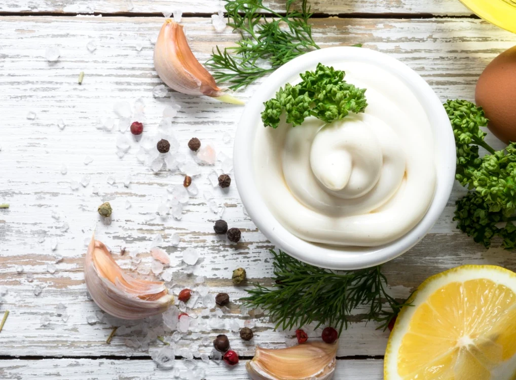 Sosul libanez de usturoi e fin şi cremos FOTO Shutterstock