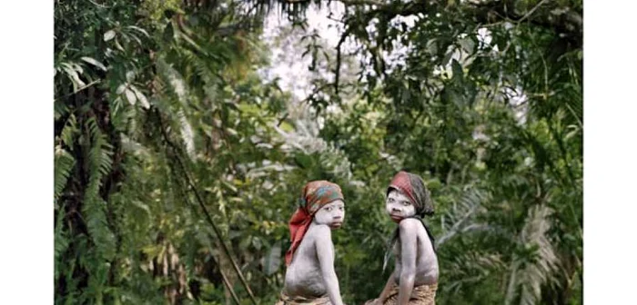 Două fetiţe în mijlocul unui ritual de circumcizie feminină,în Liberia FOTO: Magnum