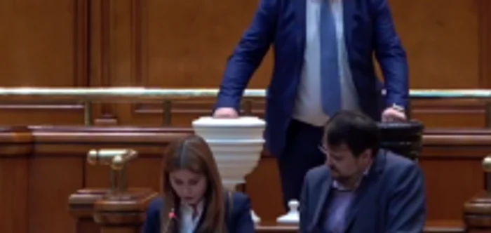 Deputatul Liviu Balit votând la moţiunea de cenzură FOTO Arhivă Adevărul