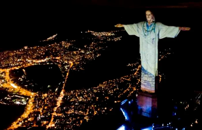 Statuia lui Iisus Hristos a fost îmbrăcată în medic FOTO GuliverGettty Images