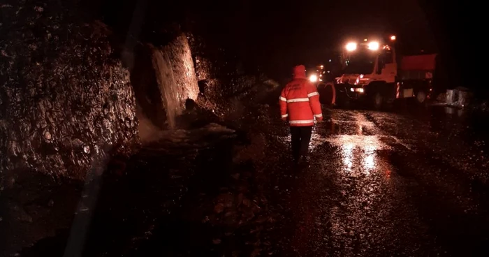 Aluviuni pe DN 7 - E 81 - Valea Oltului în judeţul Vâlcea - trafic rutier blocat total sau parţial mai bine de nouă ore Foto Adevărul