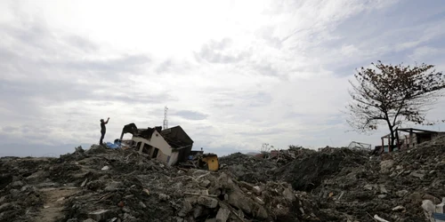 Imaginea Zilei / Un localnic priveşte ruinele unei case din satul Balaroa Palu Central Sulawesi Indonezia FOTO EPA – EFE / Hotli Simanjuntak / 12 oct 2018