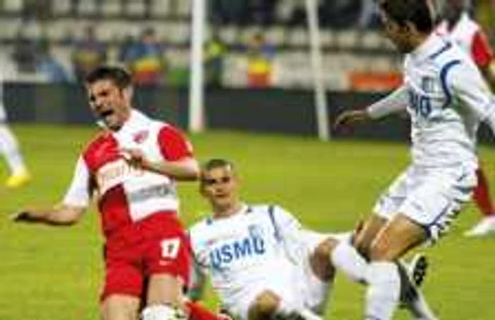 Andrei Cristea (stânga) a fost împiedicat de fundaşii din Târgu-Jiu în drumul spre gol