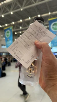 Cât a plătit jurnalistul Vlad Petreanu pentru o sticlă de apă în aeroport / Foto: Facebook