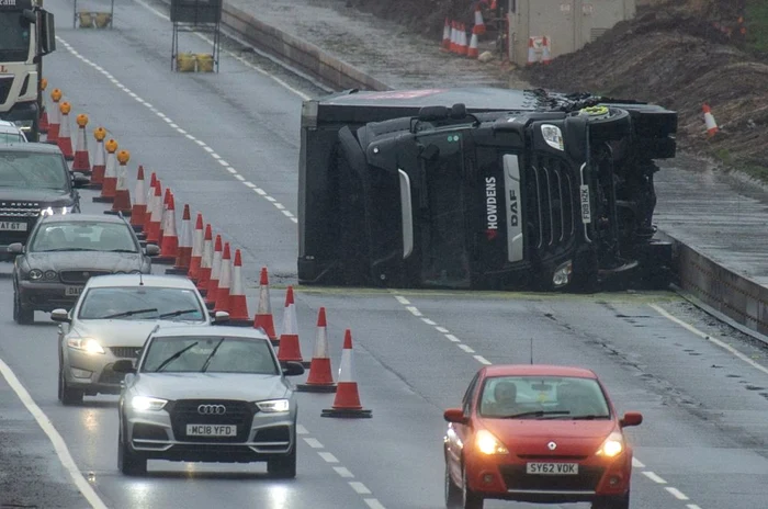 Pe șoselele din Anglia vântul s-a jucat cu autoturismele, camioanele și autotrenurile. Le-a rostogolit ca pe niște jucării
