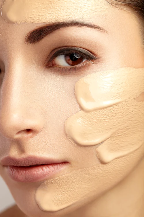 Produsul cosmetic se aplică pe toată faţa, inclusiv pe pleoape, buze, gât şi decolteu