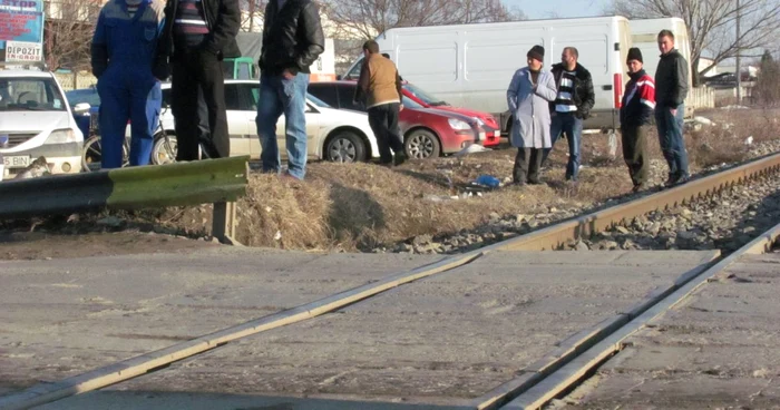 Bărbatul s-a aruncat în faţa trenului