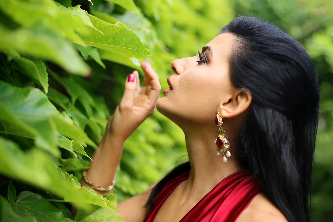 Femeie care poartă cercei / foto: Pixabay 
