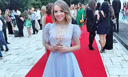 Ilinca Băcilă  onorează  invitaţiile la  petreceri şi  emisiuni jpeg
