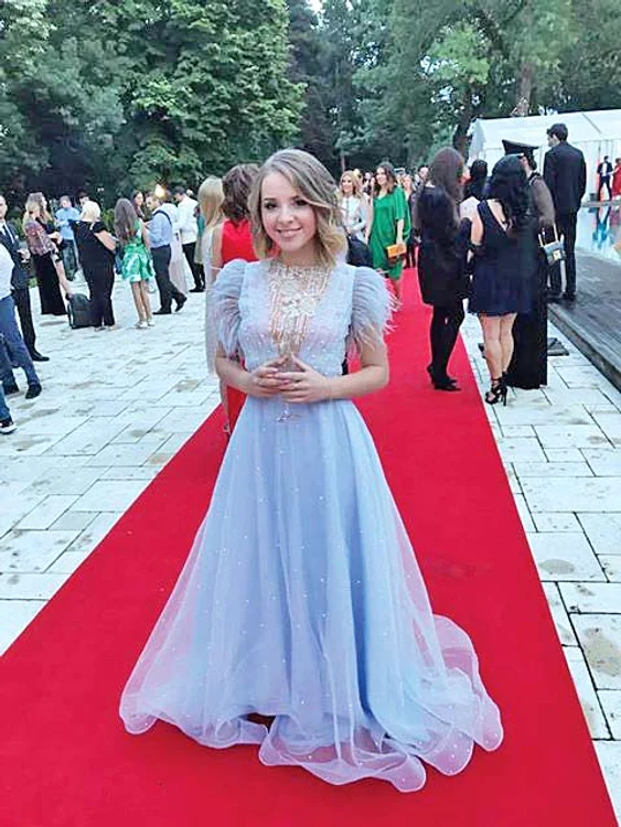 Ilinca Băcilă  onorează  invitaţiile la  petreceri şi  emisiuni