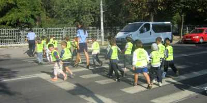 Cei mici au traversat strada ajutati de politisti