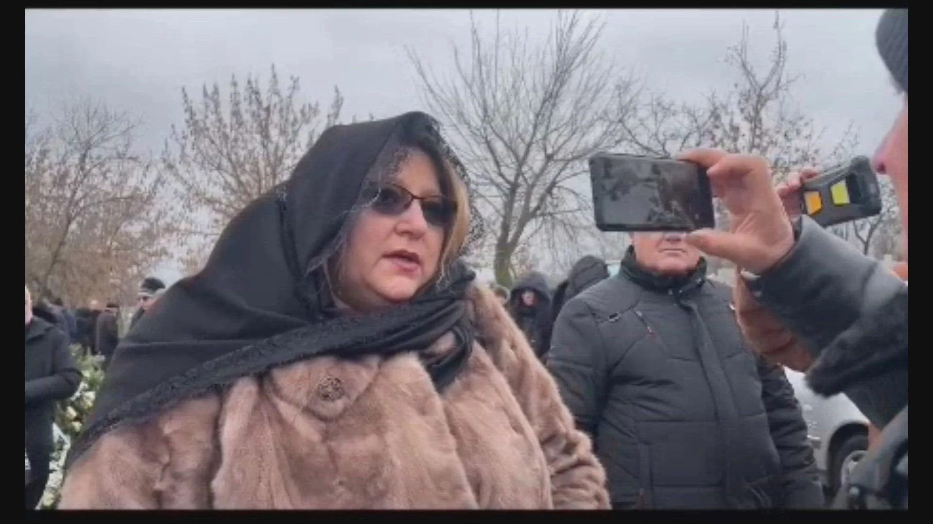 Șoșoacă, la înmormântarea medicului Flavia Groșan. Ar fi vrut „o săptămână de doliu național pentru cel mai mare erou al medicilor”