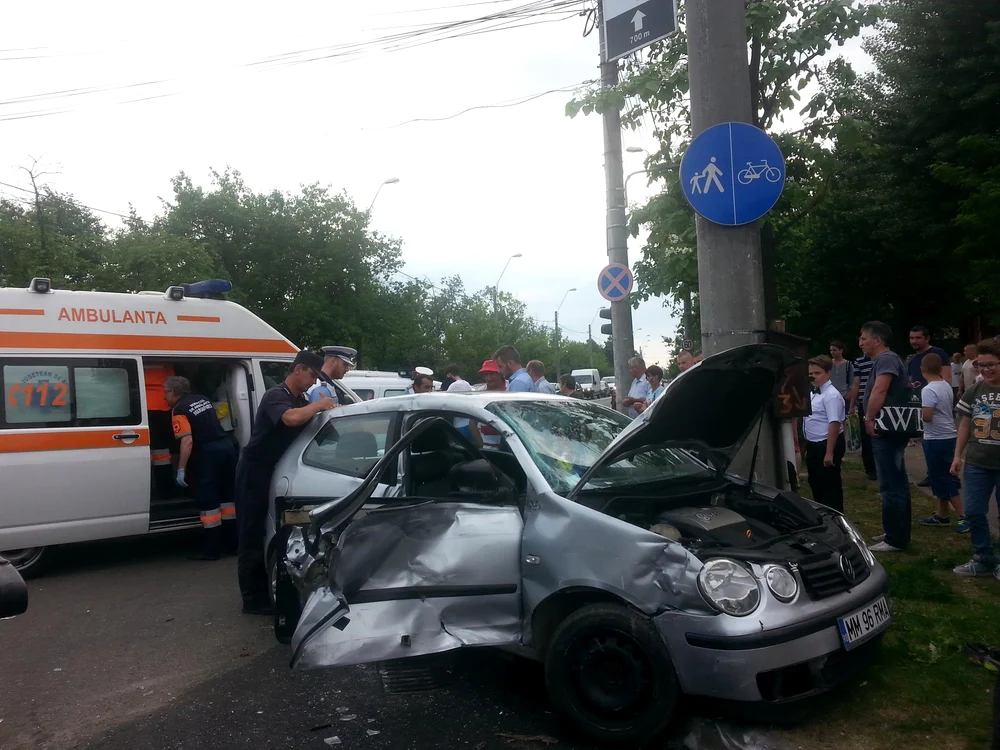
    Un șofer băut și fără permis a fugit de polițiști dar s-a oprit într-un stâlp  