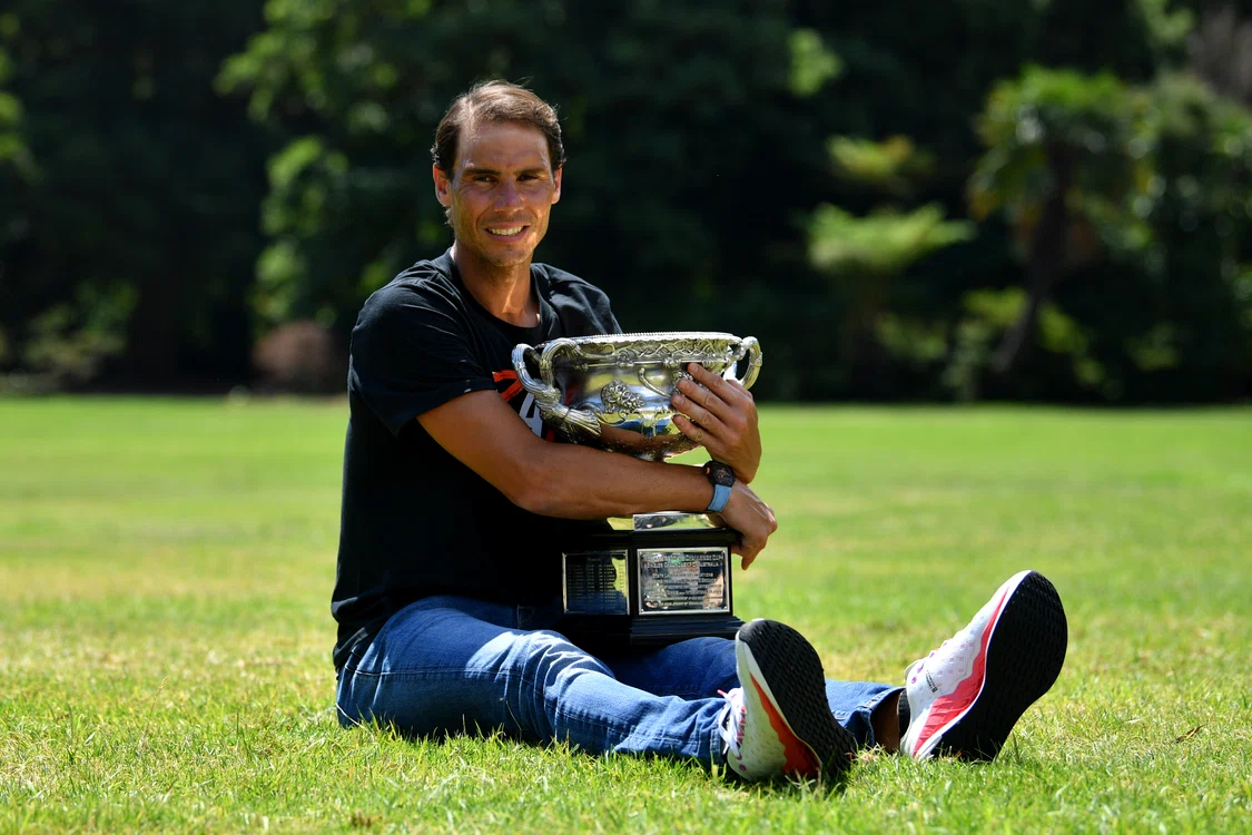 Nadal a participat la ședința foto cu trofeul de la Melbourne (Foto: EPA-EFE)