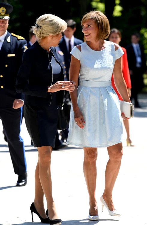 Carmen Iohannis și Brigitte Macron s-au întrecut în rochii scurte