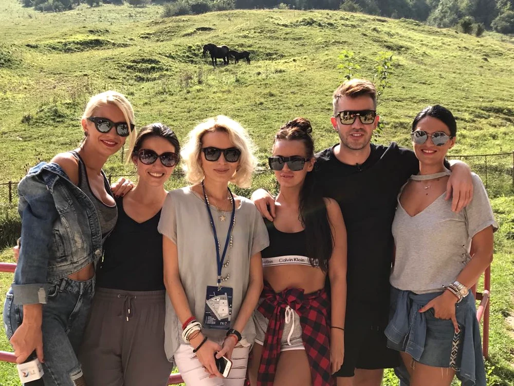 Arsenie alături de colegii de la festival şi iubita sa 