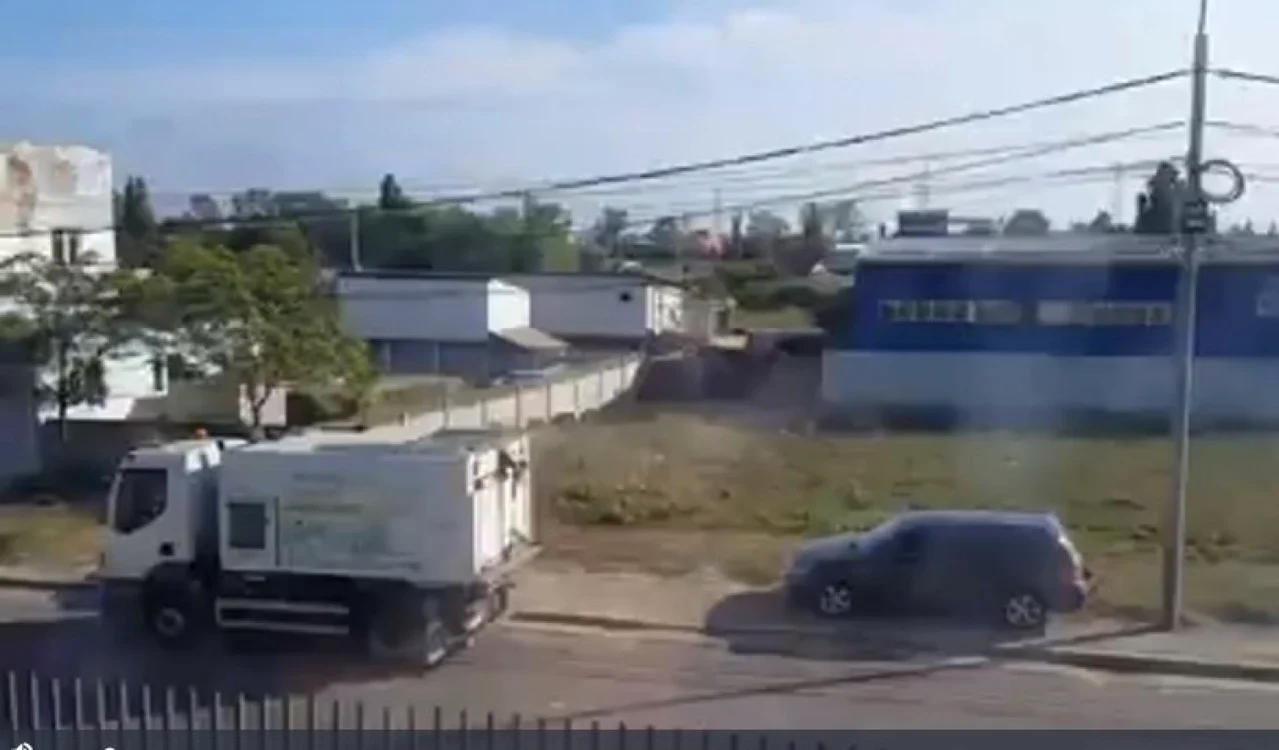 Maşina de făcut praf a salubrităţii din Galaţi FOTO captură video
