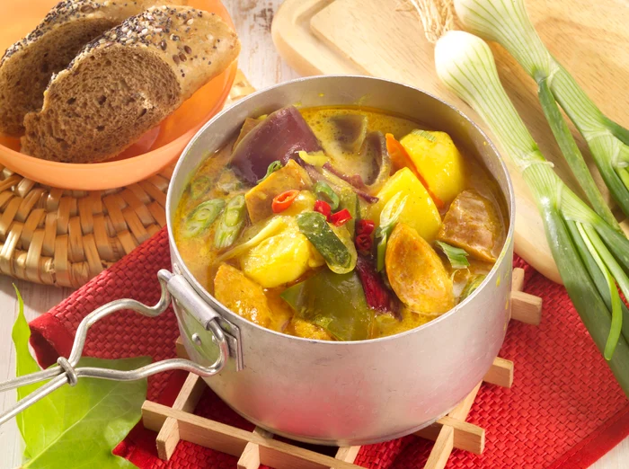 
    Ciorbă cu cârnaţi  