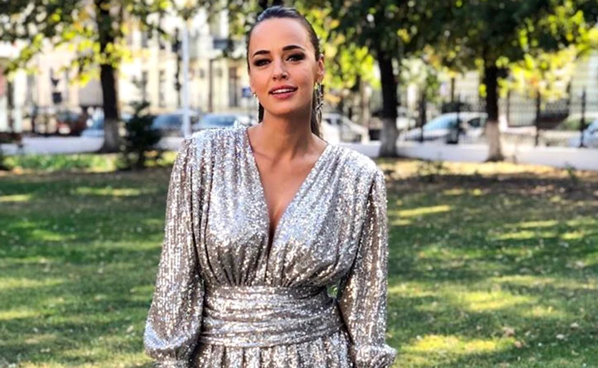 
    Andreea Raicu scrie  cărți, dă sfaturi de viață  și promovează  alimentația sănătoasă   