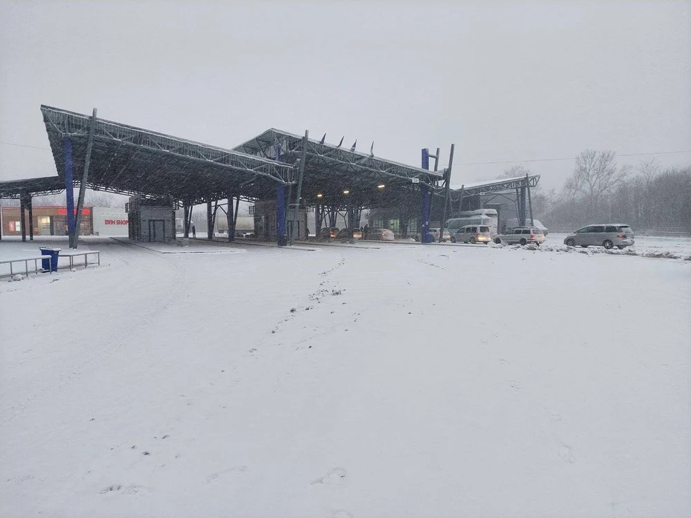 Circulația camioanelor în punctul de trecere Leușeni-Albița, oprită din cauza vremii. FOTO: Facebook