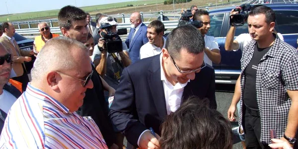 Victor Ponta a dat autografe la inaugurarea Autostrăzii Soarelui