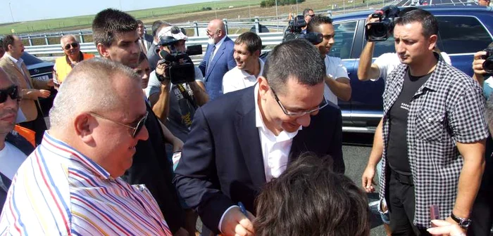 Victor Ponta a dat autografe la inaugurarea Autostrăzii Soarelui