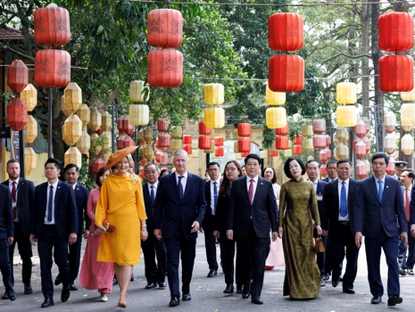 Regina Mathilde și Regele Philippe la sosirea în Hanoi, Vietnam, cu președintele Luong Cuong și Prima Doamnă Nguyen Thi Minh Nguyet. FOTO: Frédéric Andrieu/Casa Regală belgiană