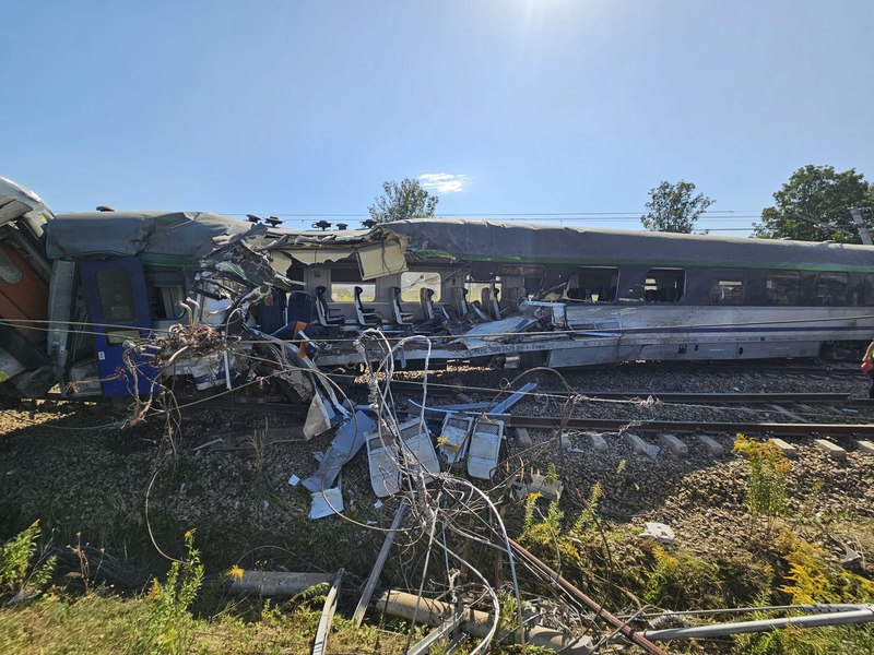Accident feroviar grav în Polonia. Un tren cu aproape 100 de pasageri s-a ciocnit cu un camion și a deraiat