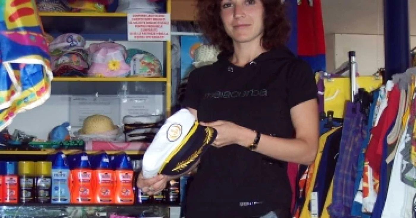Constanţa: Litoral 2009 / Şepcile de marinar încing spriritele pe plajă