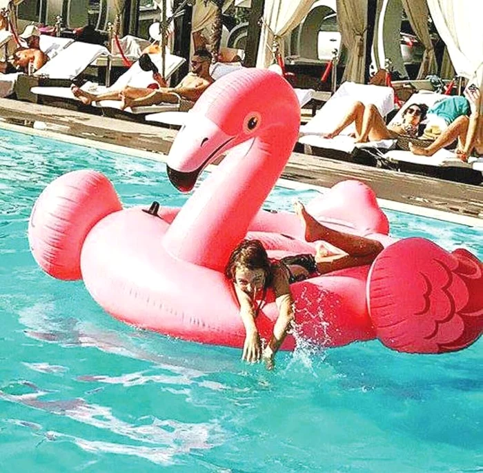 Irina Columbeanu e tare simpatică la bălăceala cu flamingo