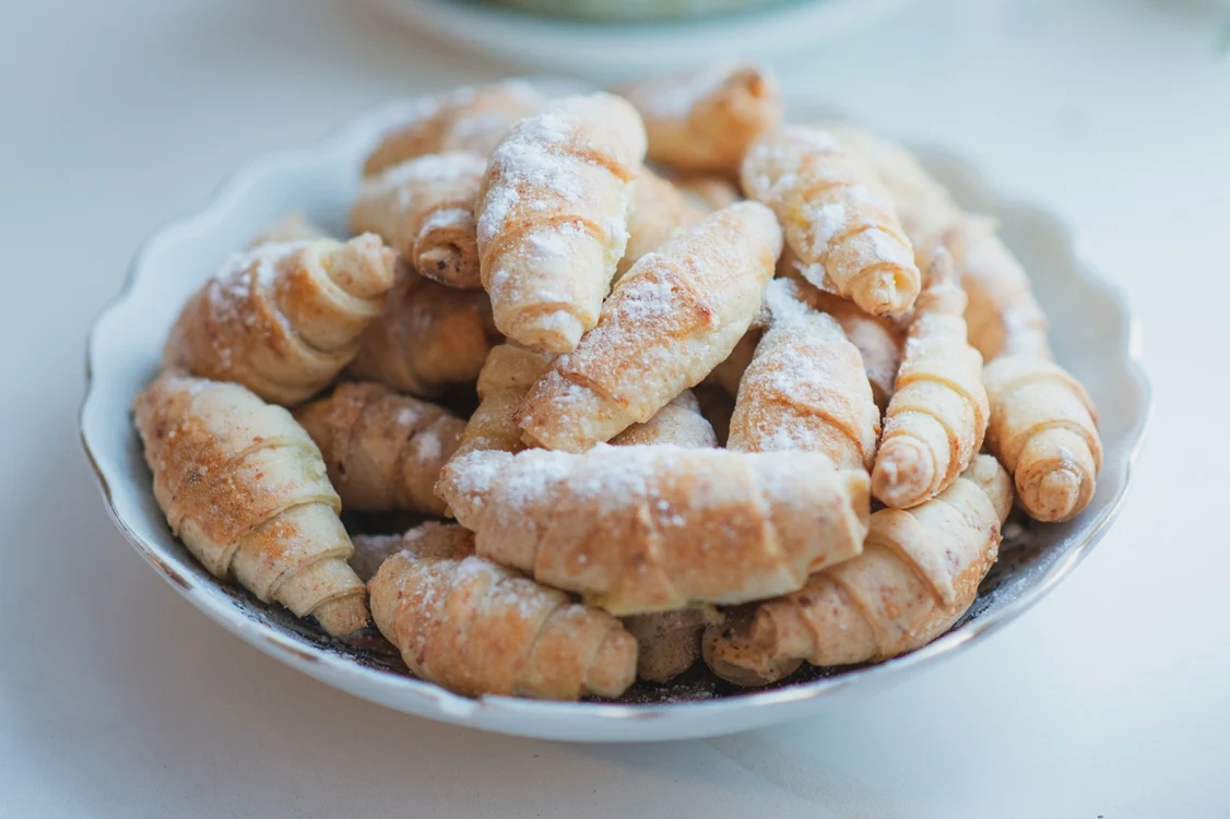 Cornulețe fragede cu apă minerală. Rețeta simplă cu gem, perfectă pentru Postul Paștelui