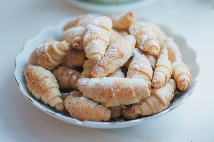 Cornulețe fragede cu apă minerală. Rețeta simplă cu gem, perfectă pentru Postul Paștelui