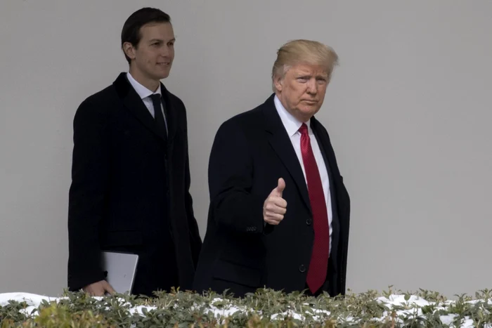 Donald Trump (primul din imagine), în vremurile sale bune alături de Jared Kushner FOTO EPA-EFE