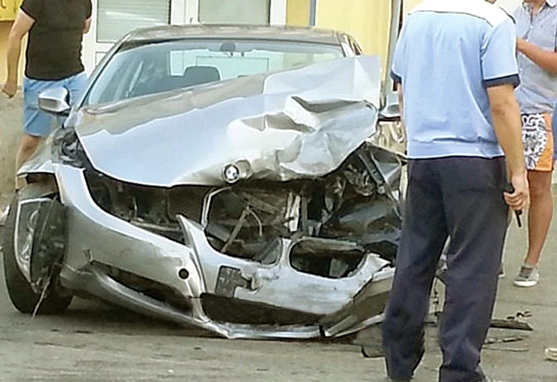 Autoturismul condus de un şofer de 19 ani este distrus