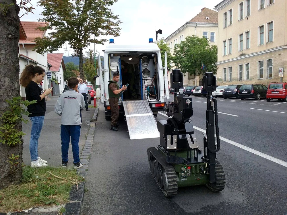 În valiză erau nişte veioze pentru copii, un joc şi nişte hârtiifoto: Rareş Stelea