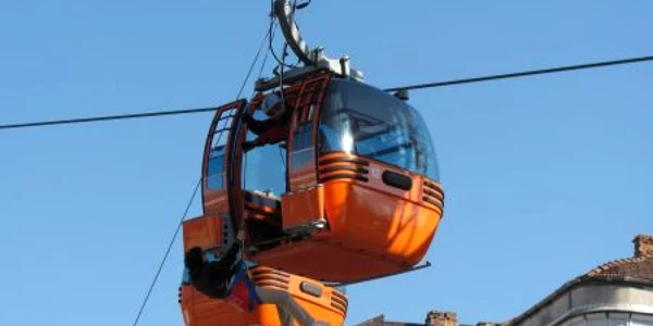 Salvamontiștii nemțeni au salvat doi pietrenu rămași captivi în telegondolă