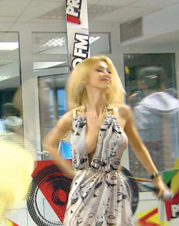 Andreea s-a agitat atât de tare, încât silicoanele i-au sărit pur şi simplu din rochia vaporoasă