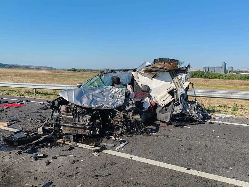 Accident nimicitor în Vaslui. Un bărbat a murit strivit în maşina pe care o conducea, după ce a intrat sub un TIR