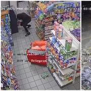 Doi indivizi au încercat să fure un bancomat dintr-un magazin dar l-au pierdut pe drum FOTO: X/@cooktx