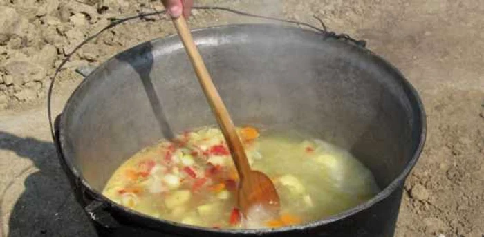 Doar la ceaun iese o ciorbă delicioasă. FOTO: infamilie