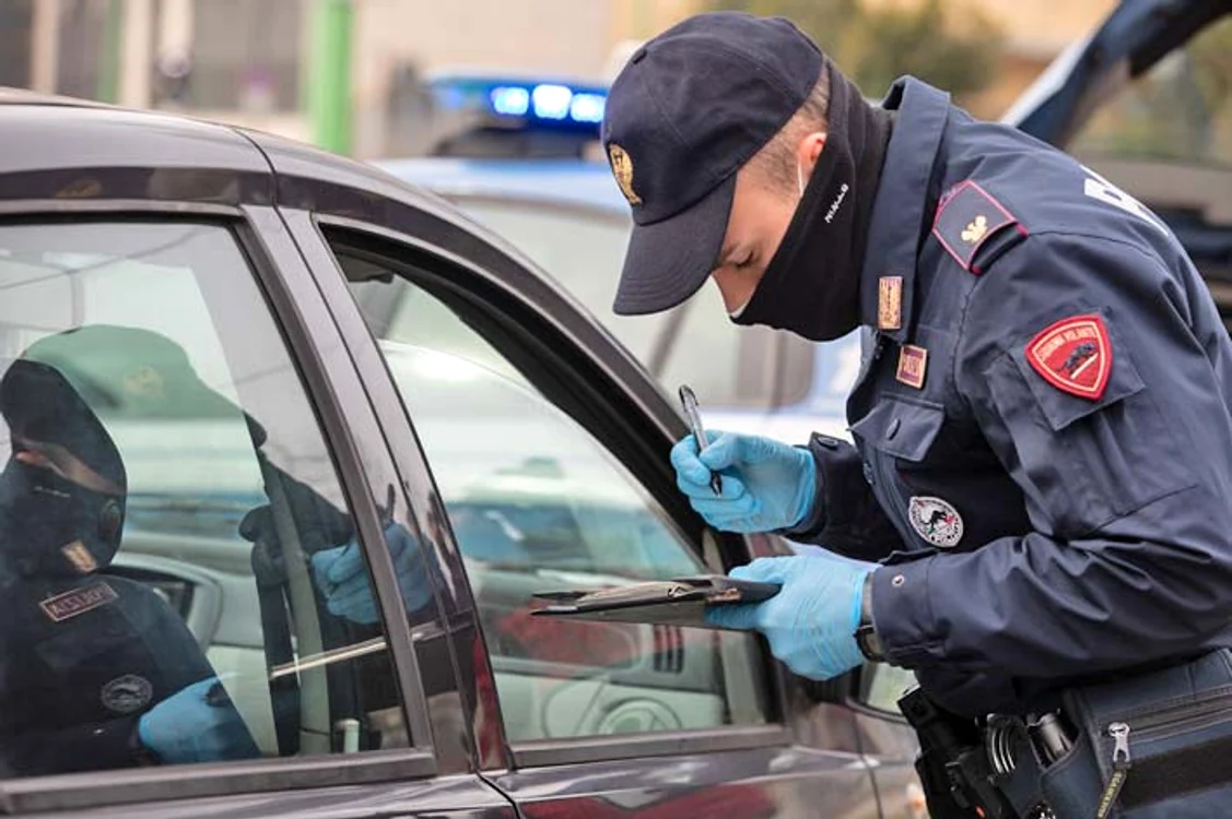 Chiar și polițiștii de pe străzi poartă măști de protecție