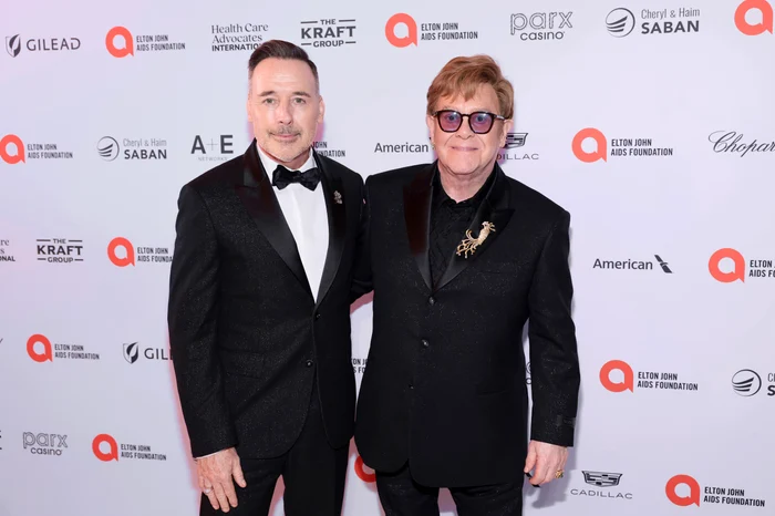 Sir Elton John alături de soțul său David Furnish