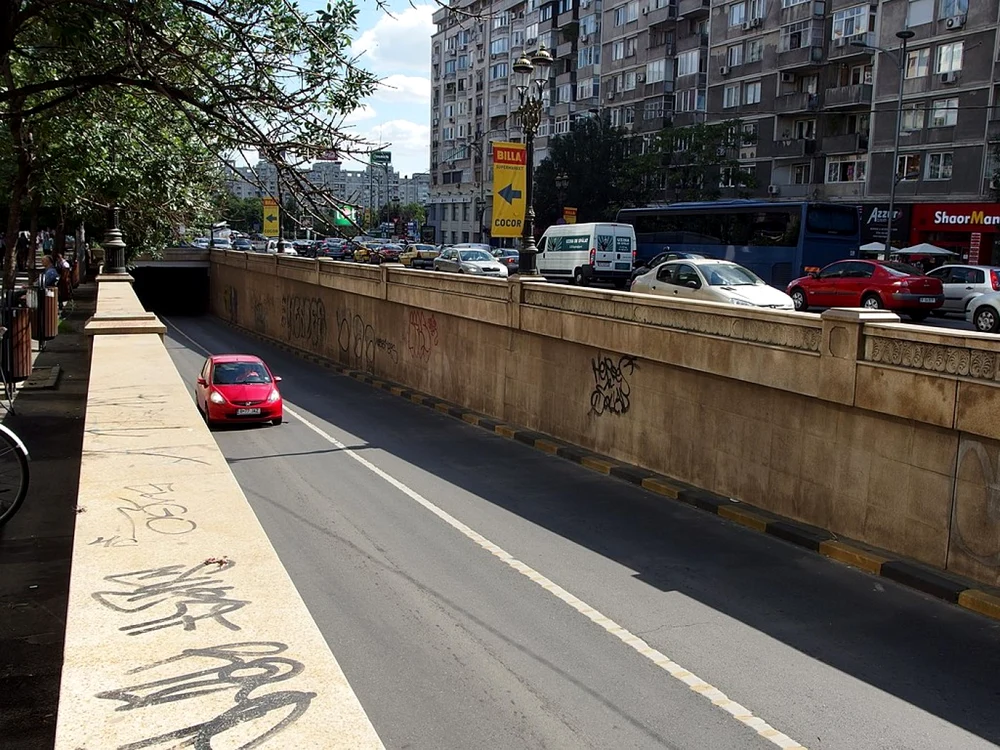 Ieşirea din Pasajul Unirii, spre magazinul Cocor (arhiva)