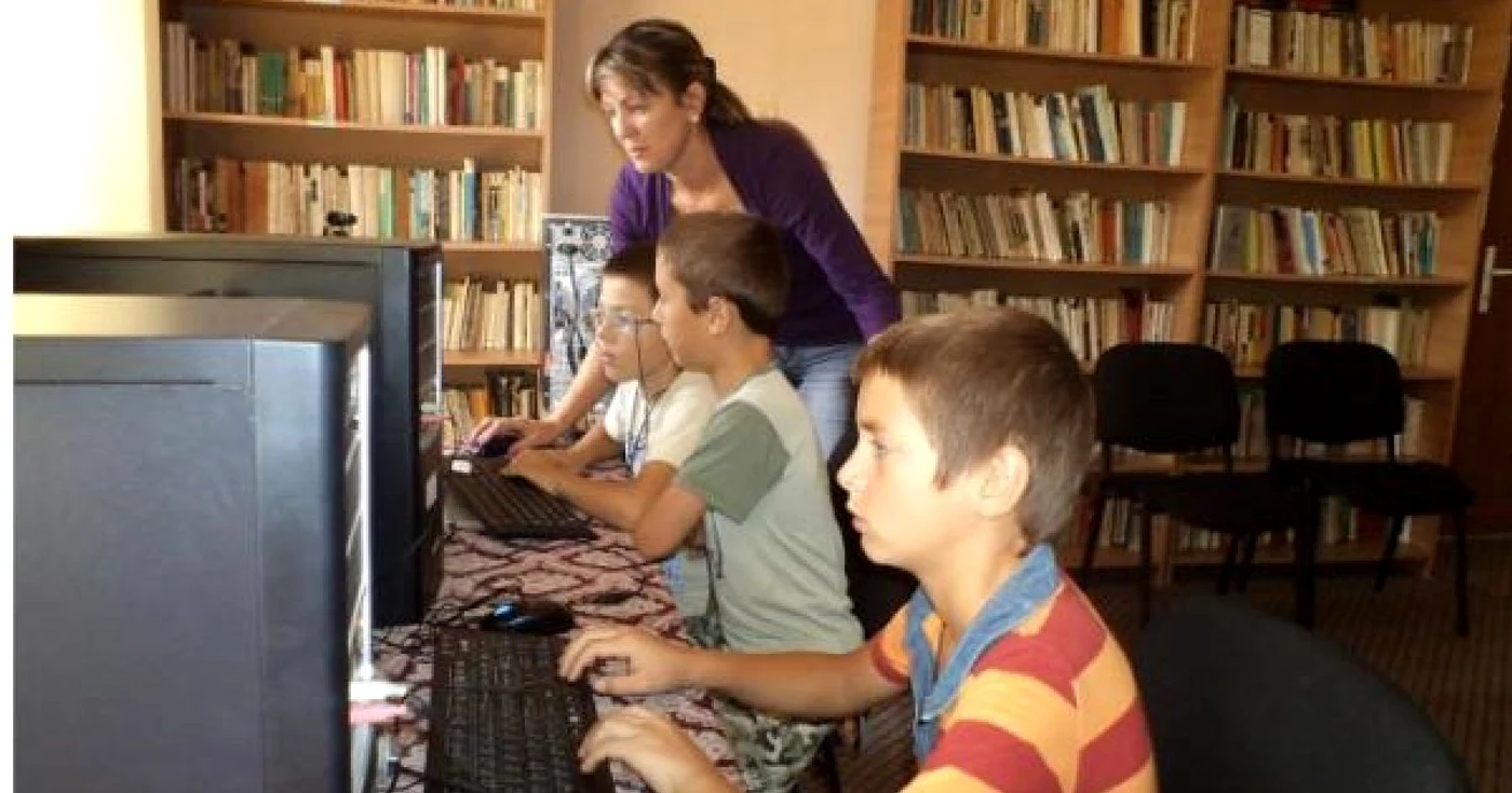 Biblioteca ar urma să atragă mai mulţi elevi FOTO Arhivă Adevărul