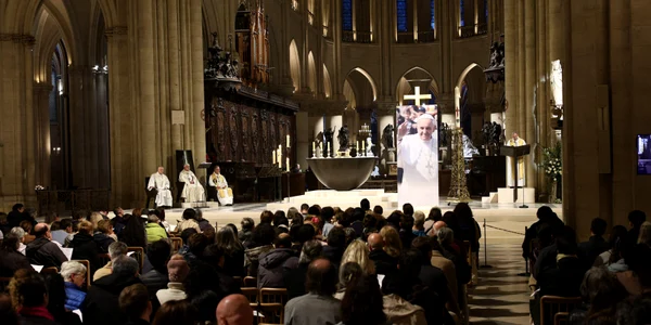 Rugăciuni pentru Papa Francisc în Catedrala Notre Dame FOTO Profimedia 