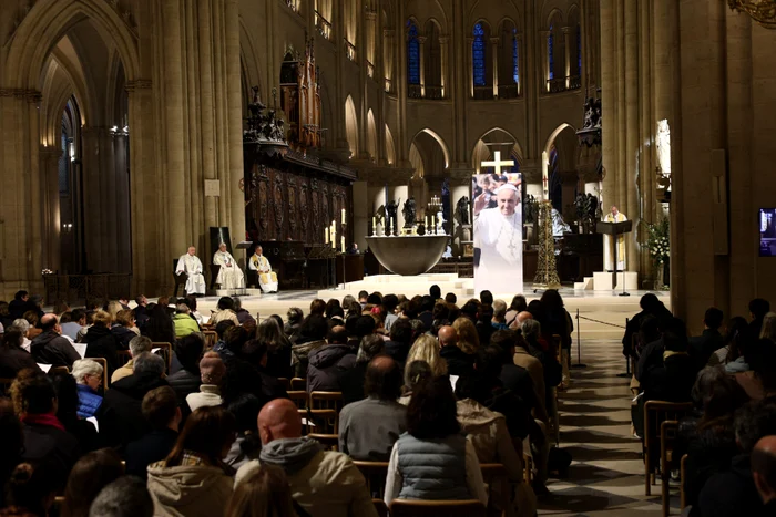 Rugăciuni pentru Papa Francisc în Catedrala Notre Dame FOTO Profimedia 