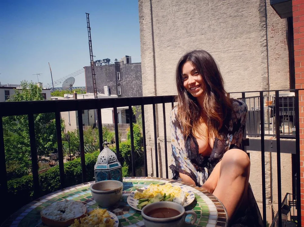 Lili Sandu, sexy într-un neglijeu cu bordura din dantelă