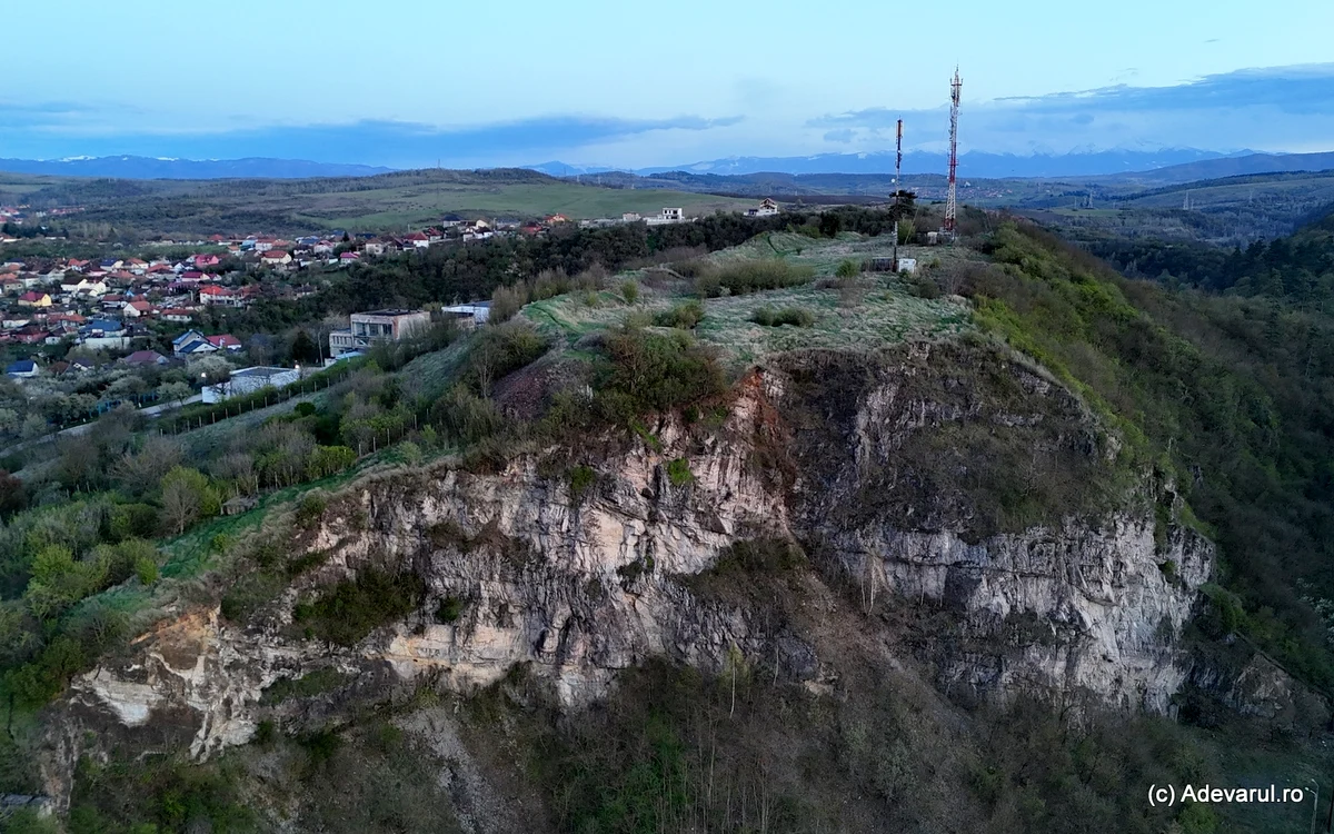 Cetatea dacică de pe Dealul Sânpetru, dominată de releele de telecomunicații. Foto: Daniel Guță. 