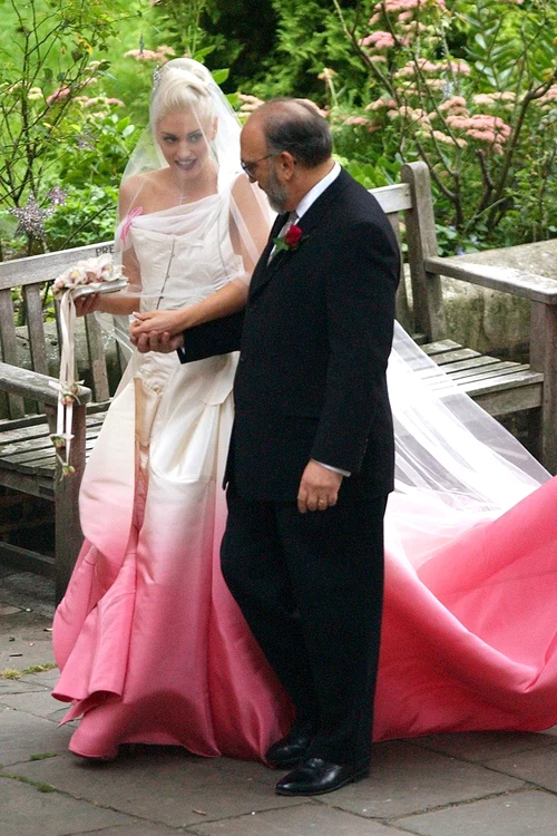 18 stefani wore a christian dior by john galliano gown matching her lipstick to the pink hue of the dress jpg jpeg