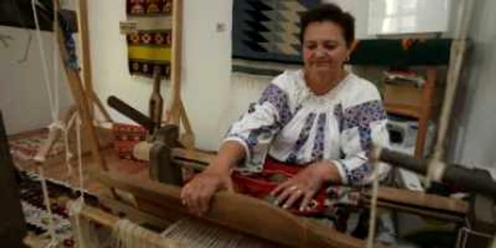 Craiova: Covorul oltenesc încălzeşte podelele lumii